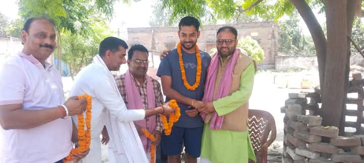 यूपीएससी परीक्षा मैं आईपीएस ऑल इंडिया रैंक 339 लाकर आकाश राय ने तमकुही राज का नाम रोशन किया