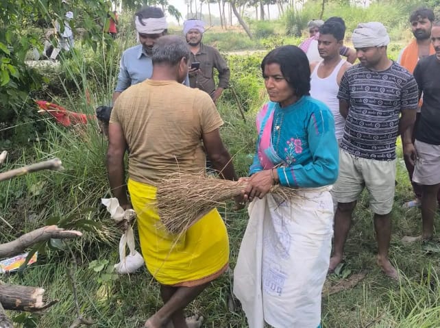 बेटी ने मां की चिता को मुखाग्नि देकर बेटे का धर्म निभाया