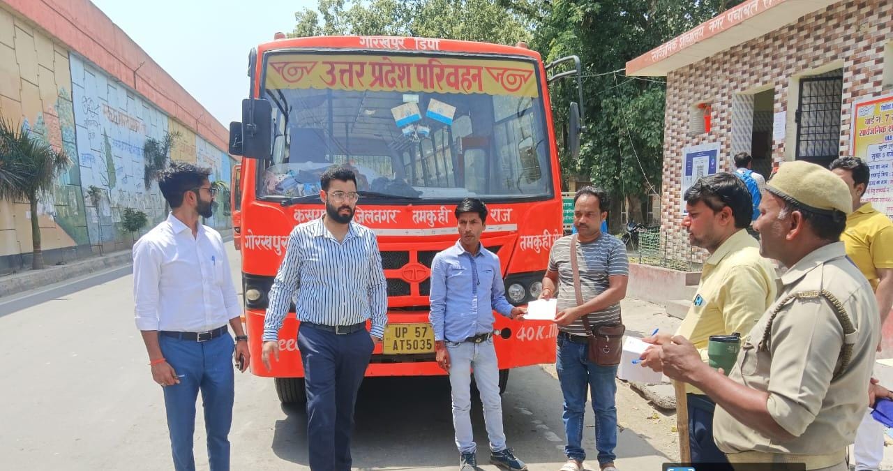 नगर पंचायत तमकुही राज मे सड़कों पर अवैध रूप से खड़े वाहनों का किया गया चालान