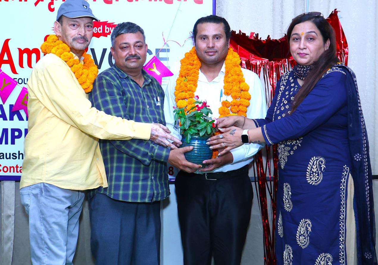 सामाजिक सरोकारो में महत्वपूर्ण भूमिका निभाने पर डॉ मोहन तिवारी को संविधान निर्माता भारत रत्न डॉ. भीमराव अंबेडकर की जयंती के अवसर पर किया गया सम्मानित