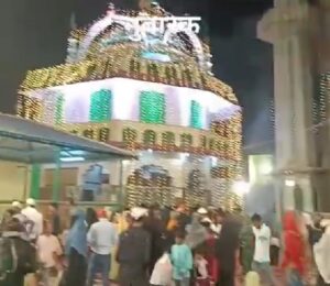 तमकुही राज में मस्तान बाबा का मुबारक उर्स मनाया गया बड़ी संख्या में लोगों ने रात भर उर्स में भाग लिया