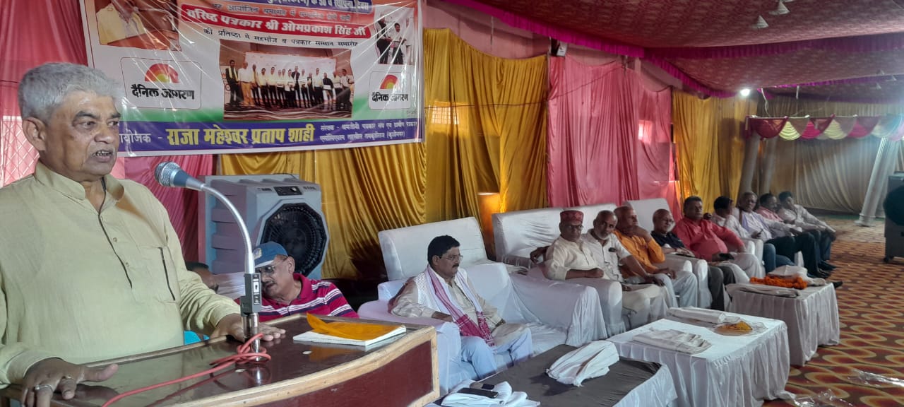 दैनिक जागरण गोरखपुर संस्करण की 50वीं स्थापना दिवस पर सम्मानित होने पर वरिष्ठ पत्रकार के सम्मान में आयोजित हुआ सहभोज व पत्रकार सम्मान समारोह