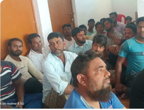 तमकुही राज पुलिस ने पश्चिम बंगाल से आए फेरी करने वाले लोगों के विरुद्ध जांच की कार्रवाई के लिए थाने लाकर पूछताछ की