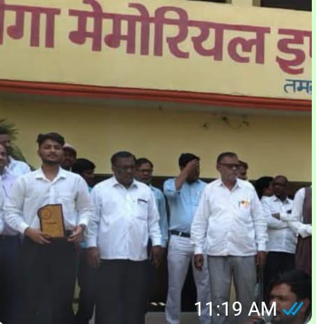 इंटरमीडिएट कॉलेज गाजीपुर में सर्वोच्च अंक प्राप्त मेधावी छात्र को प्रधानाचार्य ने सम्मानित किया