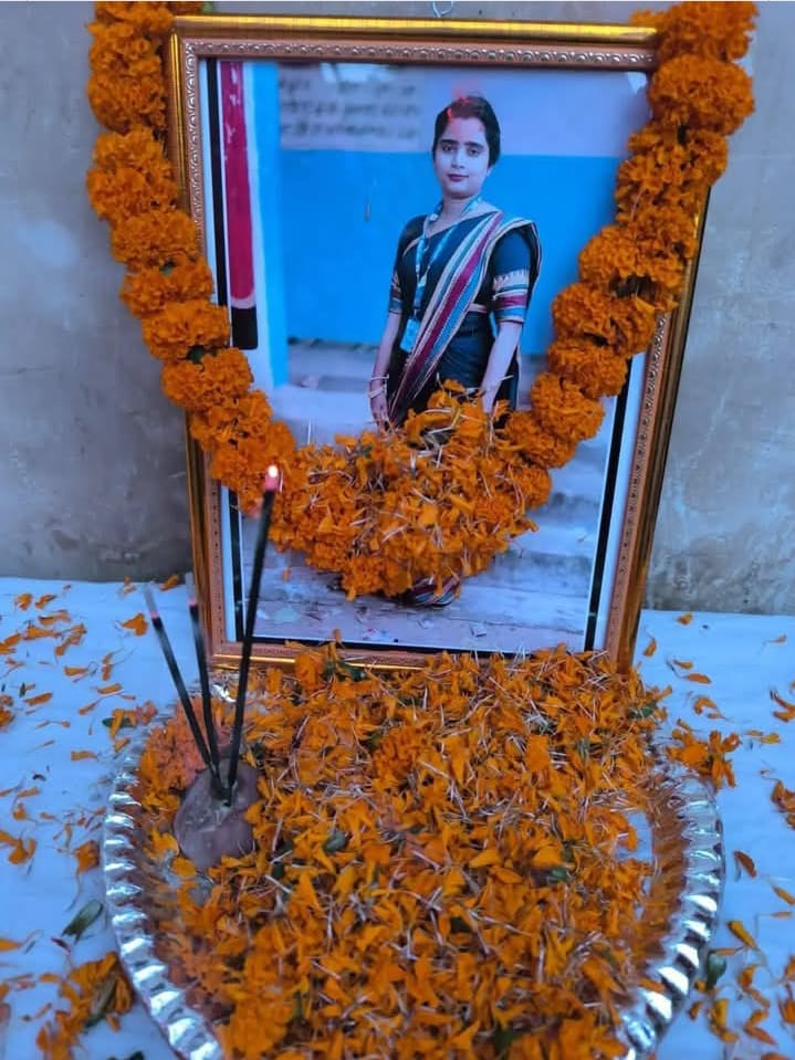 सुप्रिया पटेल की ब्रह्म भोज मैं श्रद्धा सुमन अर्पित करते हुए न्याय की मांग को लेकर आंदोलन कर्ता छठवें दिन सरदार पटेल की प्रतिमा पर आंदोलन जारी रखा