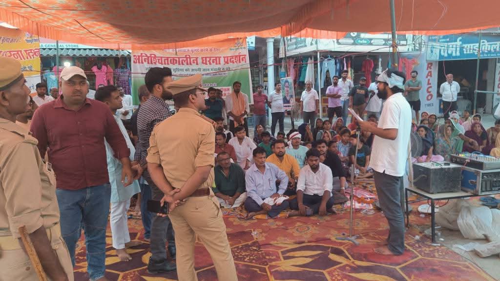 जिलाधिकारी कुशीनगर के द्वारा सुप्रिया पटेल की मौत का अपर मजिस्ट्रेट न्यायिक कुशीनगर को जांच सौप कर न्याय के लिए दिया श्वासन,पर धरना प्रदर्शन समाप्त।