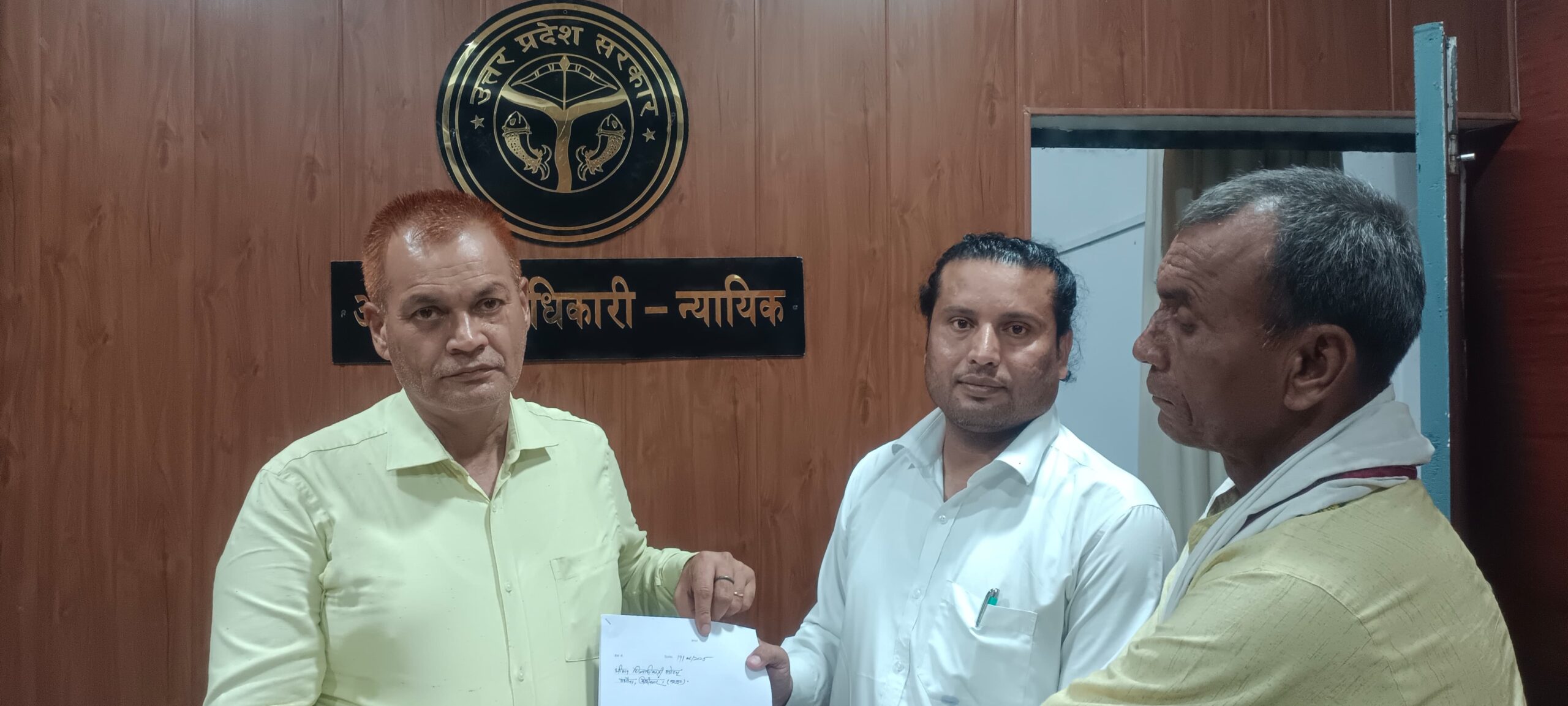 पंडित दीनदयाल उपाध्याय इंटरमीडिएट कॉलेज मठिया श्रीराम मैं शिक्षा से जुड़ी गंभीर समस्याओं को लेकर अपर जिलाधिकारी न्यायिक कुशीनगर को पत्रक सौप कर जांच की मांग