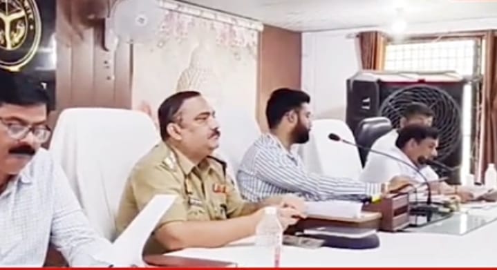 तमकुही राज संपूर्ण तहसील समाधान दिवस आयोजित 32 मामले आए मात्र चार का हुआ उप जिलाधिकारी तमकुही राज की अध्यक्षता में निस्तारण