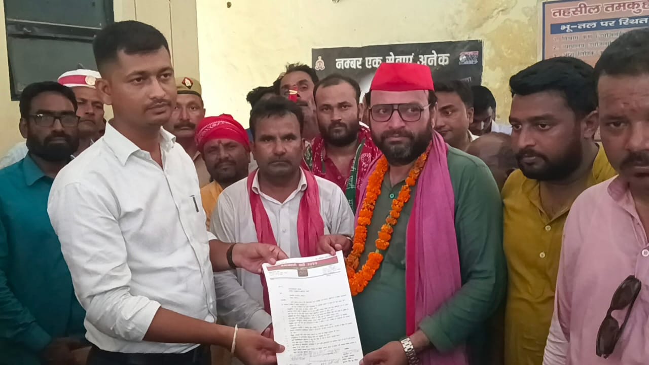 सपा नेता मधुर श्याम राय ने 24 किलोमीटर की पदयात्रा कर तमकुही राज तहसील प्रशासन को 13 सूत्री मांग पत्र सौपा