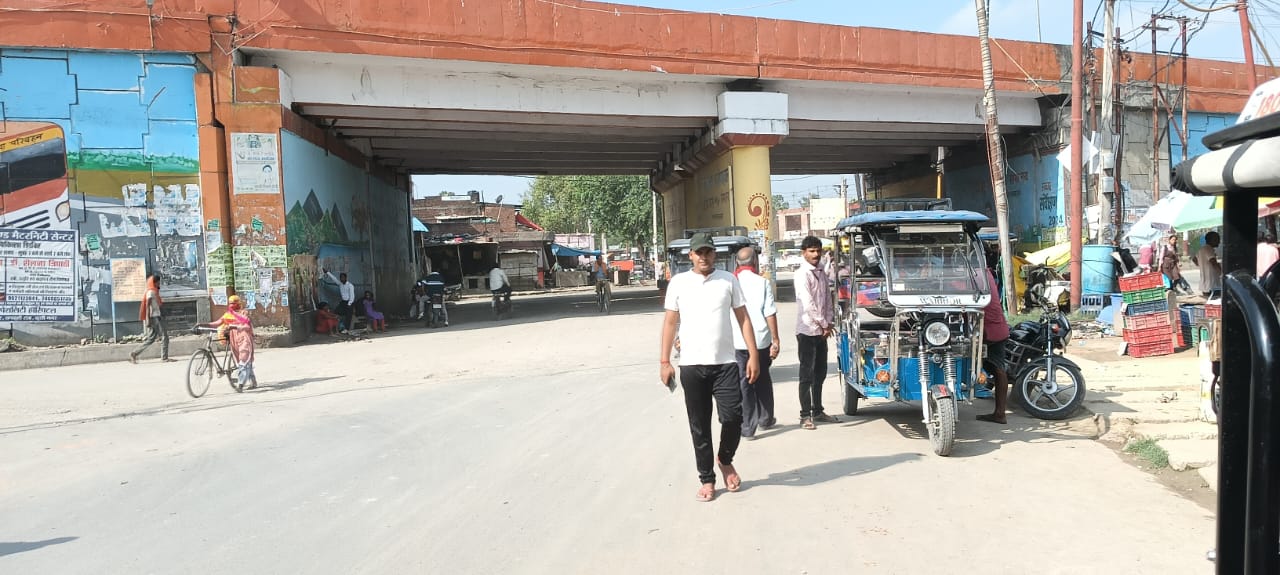 पूर्वांचल एक्सप्रेसवे निर्माण के नाम पर गरीबों के घरों पर चलाए जा रहे हैं बुलडोजर