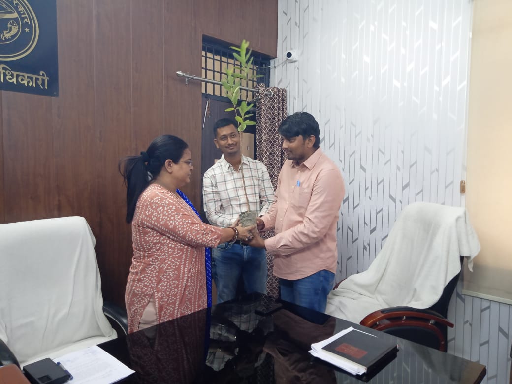 नील गायों से फसलों की सुरक्षा की मांग को लेकर उपजिलाधिकारी तमकुही राज को कोईन्दी बरियारपुर के समाजसेवियों ने ज्ञापन सौपा