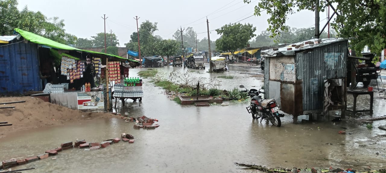 मूसलाधार बारिश ने तमकुही राज नगर पंचायत विकास की खोल दी पोल
